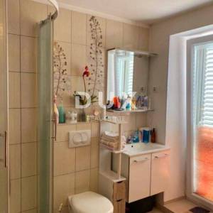 Mali Lošinj - kuća sa uređenom okućnicom i parkingom