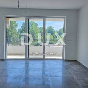 MALI LOŠINJ, NEREZINE - 80 m od mora! Dvoetažni apartman s okućnicom i parkingom