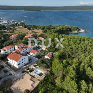 MALI LOŠINJ, NEREZINE - 80 m od mora! Dvoetažni apartman s okućnicom i parkingom