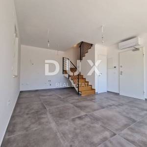 MALI LOŠINJ, NEREZINE - 80 m od mora! Dvoetažni apartman s okućnicom i parkingom