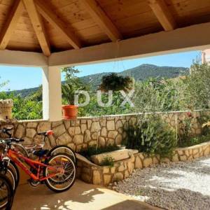 MALI LOŠINJ, OKOLICA - Apartmanska kuća u mirnom dijelu otoka