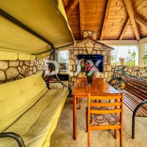 MALI LOŠINJ, OKOLICA - Apartmanska kuća u mirnom dijelu otoka