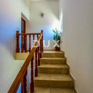 MALI LOŠINJ, OKOLICA - Apartmanska kuća u mirnom dijelu otoka