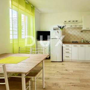 MALI LOŠINJ, OKOLICA - Apartmanska kuća u mirnom dijelu otoka