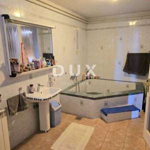  MALI LOŠINJ -  trosobni stan sa terasom i pogledom na more 