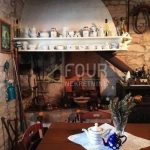 Mali Lošinj, Unije, kamena kuća 30m od mora
