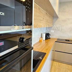 Malinska, apartman s pogledom na more i bazenom! Novogradnja
