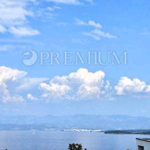 Malinska, apartman s pogledom na more i bazenom! Novogradnja