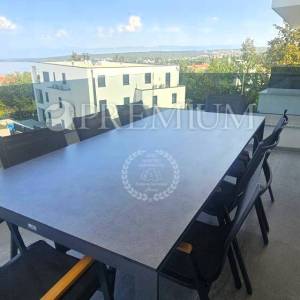 Malinska, apartman s pogledom na more i bazenom! Novogradnja