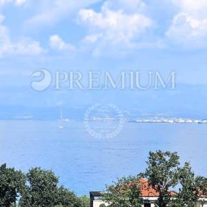 Malinska, apartman s pogledom na more i bazenom! Novogradnja