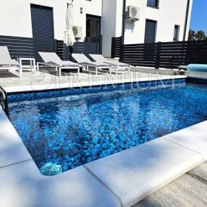 Malinska, apartman s pogledom na more i bazenom! Novogradnja