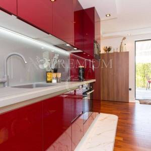 Malinska, apartman u prizemlju urbane vile! Top lokacija!