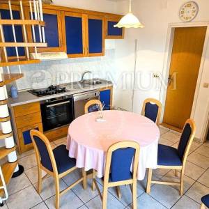 Malinska, dvoetažni apartman na mirnoj lokaciji! Blizu mora!