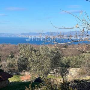 Malinska, dvojna kuća s dvije stambene jedinice i pogledom!