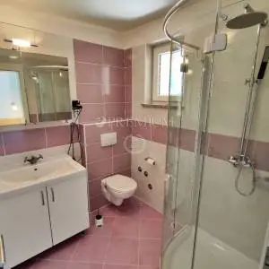 Malinska, etaža obiteljske kuće, samo 350 m od mora!