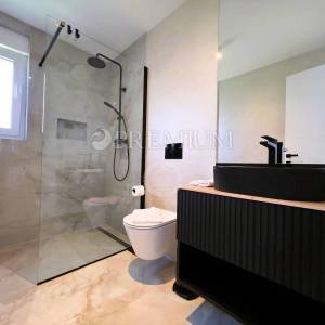 Malinska, luksuzan apartman u novogradnji s bazenom i vrtom!