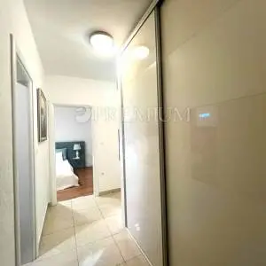 Malinska, luksuzni apartman s vrtom 100 m od mora!