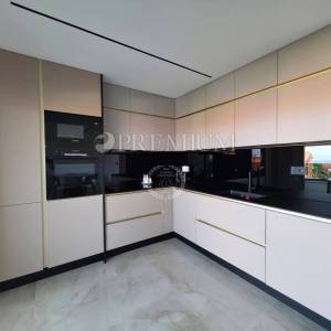 Malinska, luksuzno namješten apartman u novogradnji!