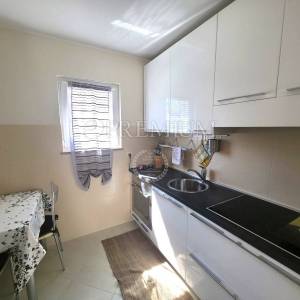 Malinska, namješten apartman na odličnoj lokaciji!
