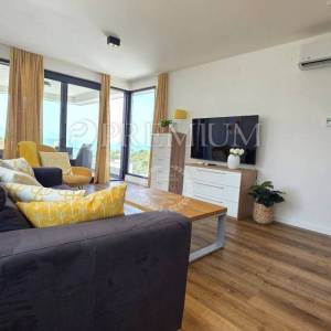 Malinska, namješten apartman s bazenom blizu mora!