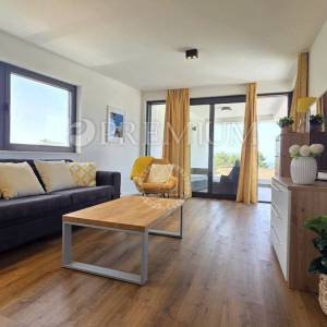 Malinska, namješten apartman s bazenom blizu mora!