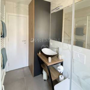 Malinska, namješten apartman s bazenom blizu mora!