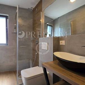 Malinska, namješten apartman s bazenom blizu mora!