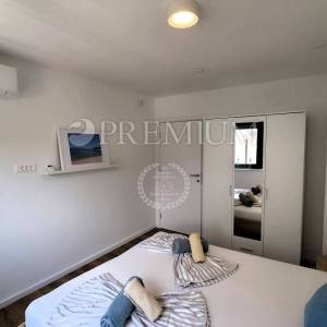 Malinska, namješten apartman s bazenom blizu mora!