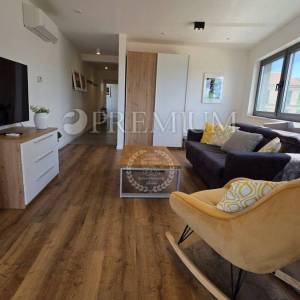 Malinska, namješten apartman s bazenom blizu mora!