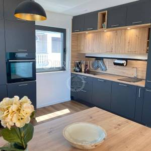 Malinska, namješten apartman s bazenom blizu mora!