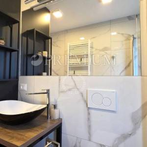 Malinska, namješten apartman s bazenom blizu mora!