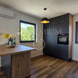 Malinska, namješten apartman s bazenom blizu mora!