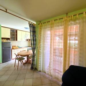 Malinska, namješten apartman s okućnicom, na prodaju