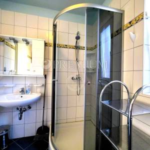 Malinska, namješten apartman s okućnicom, na prodaju