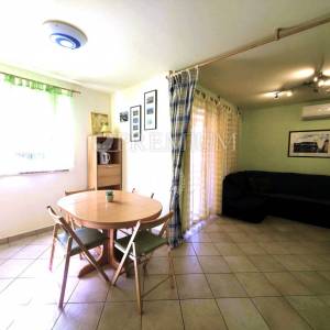 Malinska, namješten apartman s okućnicom, na prodaju
