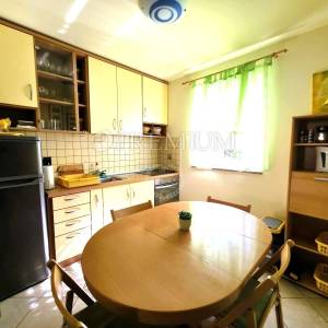 Malinska, namješten apartman s okućnicom, na prodaju