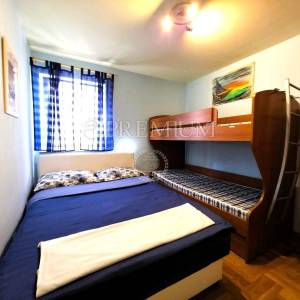 Malinska, namješten apartman s okućnicom, na prodaju