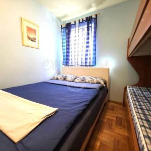 Malinska, namješten apartman s okućnicom, na prodaju