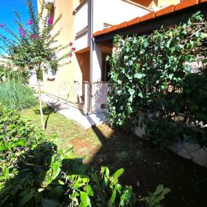 Malinska, namješten apartman s okućnicom, na prodaju