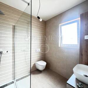 Malinska, nova kuća, 152 m2,  s bazenom i pogledom na more   
