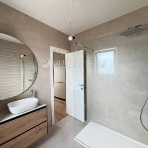 Malinska, nova kuća, 152 m2,  s bazenom i pogledom na more   