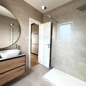 Malinska, nova kuća, 152 m2,  s bazenom i pogledom na more   