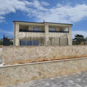 Malinska, nova kuća, 152 m2,  s bazenom i pogledom na more   