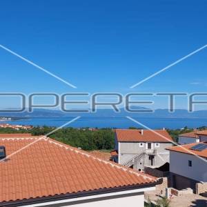 Malinska, noviji duplex 4BDR s dvije terase, 2 parkirna mjesta, pogled more, atr