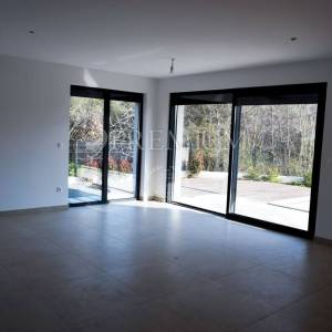 Malinska, novogradnja, dvoetažni apartman s bazenom!