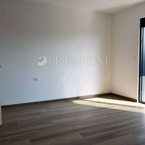 Malinska, novogradnja, dvoetažni apartman s bazenom!