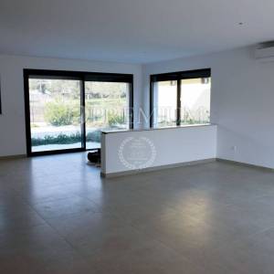 Malinska, novogradnja, dvoetažni apartman s bazenom!