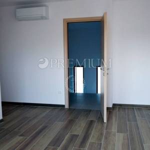 Malinska, novogradnja, dvoetažni apartman s bazenom!
