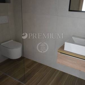 Malinska, novogradnja, dvoetažni apartman s bazenom!