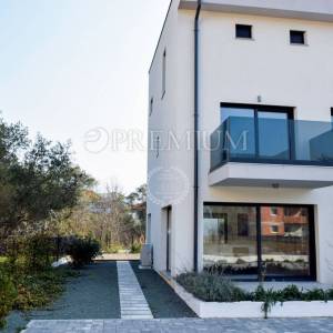 Malinska, novogradnja, dvoetažni apartman s bazenom!